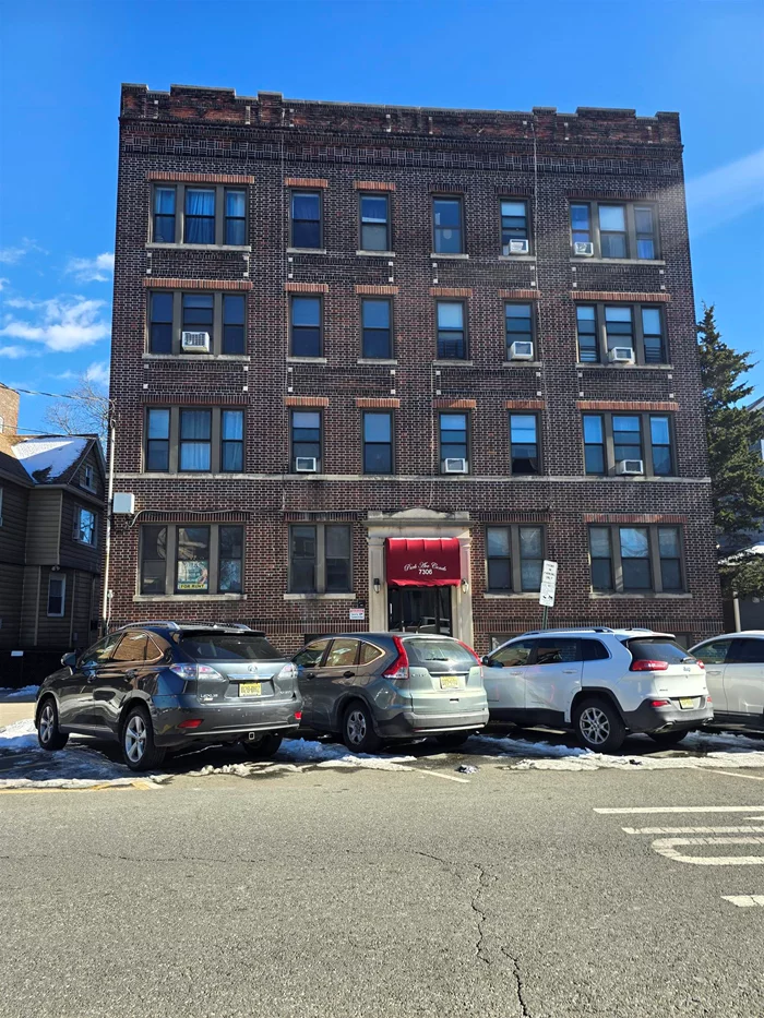 BEAUTIFUL 2 BEDROOM CONDO IN NORTH BERGEN. CONVENIENT TO PUBLIC TRANSPORTATION, MAJOR NJ HIGHWAYS, SHOPPING AND PARKS. LARGE 2 BEDROOM UNIT WITH WALK IN CLOSET AND A NEWER BATHROOM AND KITCHEN. YOU NEED DO NOTHING TO MOVE IN TO THIS BEAUTIFUL UNIT IN A VERY WELL MAINTAINED BUILDING.