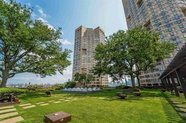 This bright and spacious 2-bedroom, 2-bathroom apartment boasts direct NYC and Hudson River views from all rooms! Featuring custom-designed bamboo floors throughout, contemporary wood cabinetry in the kitchen with granite countertops, a spa-like master en-suite bath with an oversized hot tub and separate shower, and many more extras! Must see!