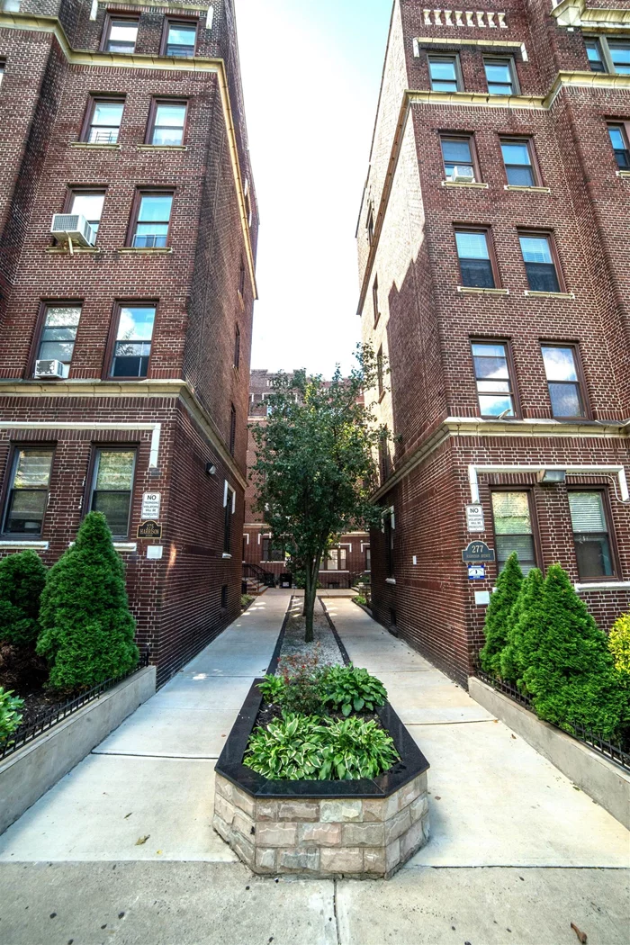 This bright and sunny 2-bedroom, 1-bathroom, top floor unit is nestled in the heart of Journal Square near West Side Ave and next to the very sought after Lincoln Park. 1036sqft boasts natural sunlight, large bedrooms, and lots of windows offering an open floor plan. This elevator building has easy access to dining options and transportation hubs. The proximity to beautiful Lincoln Park make it an ideal place to call home. Don't miss out on the opportunity to live in this desirable neighborhood - schedule a viewing today!