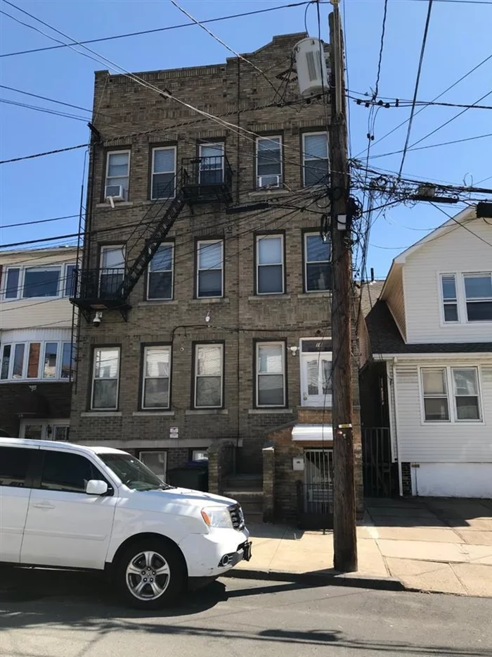 Updated two bedrooms condominium with hardwood floor. Located on a quiet dead end street, steps to Lincoln Park, near major highway, shopping mall and restaurants. Bright and sunny top floor location, nice open layout, all bedrooms with windows. Maintenance fee includes heat, hot water, water.