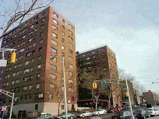 EXCELLENT LOCATION BEAUTIFUL N.Y.C. VIEWS CONDOMINIUM ONE BED ROOM THREE ROOMS IN ALL. GREAT CONDITION THROUGHOUT. LOW TAXES. HEALTH CLUB, WASHER DRYER UNITS IN BLDG. CLOSE TO N.Y.C. AND TRANSPORTATION