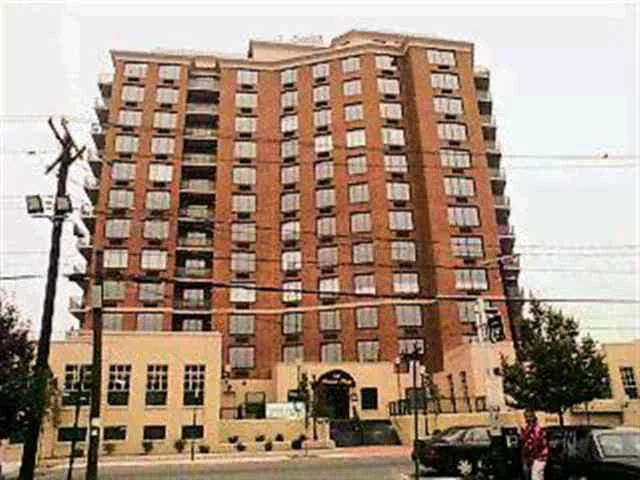 OBSERVER PLAZA, 2 YEARS YOUNG 2 BEDROOM 2BATH W/DEEDED GARAGE PARKING.UNIT FEATURES A 50 SQ FT BALCONY. CORIAN COUNTERTOPS, GE PROFILE APPLIANCES, CERAMIC TILE FLOORING IN KITCHEN. OAK HARDWOOD FLOORS THRU-OUT.MASTER BED ROOM FEATURES MARBLE TILE WALL AND FLOOR W/A WHIRLPOOL TUB. ON SITE FITNESS ROOM AND ELEVATOR BUILDING MAKE THIS UNIT A MUST SEE.