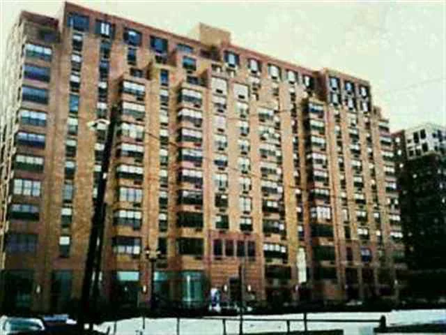 SPLIT BEDROOM FLOOR PLAN/PRIVATE BALCONY/VIEWS OF EMPIRE STATE BUILDING LUXURY FULL SERVICE BLDG. EASY NYC ACCESS BY BUS OR FERRY AT DOORSTEP. MARINA, SHOPS, POOL, PRIVATE GYM INCL. IN MT FEE. PARKING AVAIL 225 MO ONSITE. ALL OFFERS THRU L.B. W/PREQAUL LETTER.