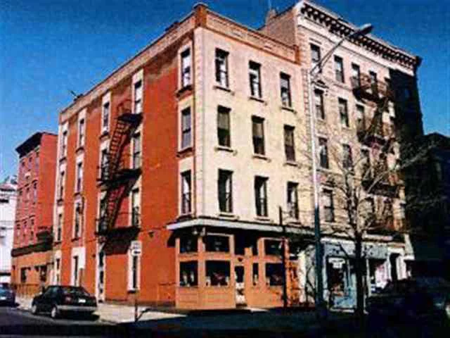 PRE WAR CHARM, SPACIOUS 1 BED 1 BATH CORNER UNIT W ALOT OF LIGHTS, CROWN MOLDINGS, HARDWOOD FLOORS, 10FT HIGH CEILINGS WOODBURNING FIREPLACE