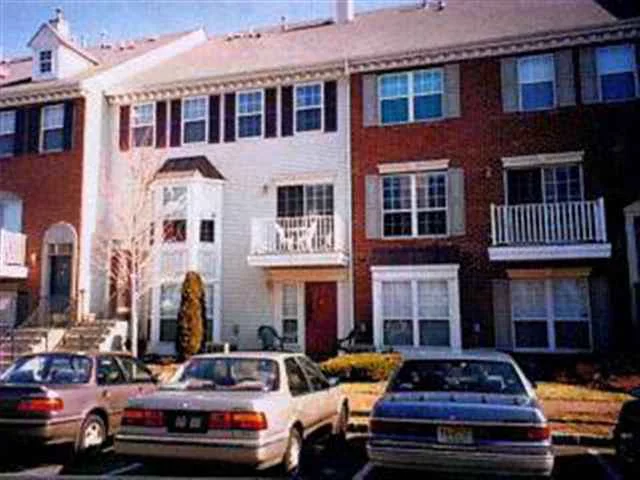 GRACIOUS URBAN LIVING TOWNHOUSE SETTING 2 BED 1 BATH CONDOMINIUM SPACIOUS 1390 SQ FT GARDEN UNIT PLUSH CARPETING NICELY DECORATED AND DESIRABLE LAYOU PLENTY OF STORAGE AND WALK IN CLOSET, LAUNDRY IN THE UNIT, MUST SEE