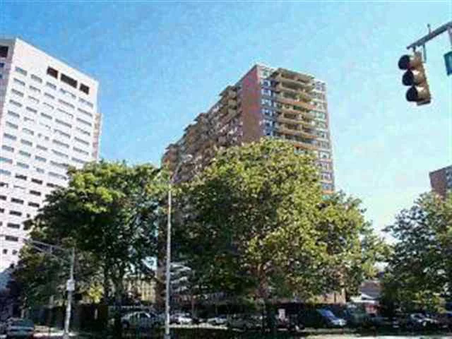 THIS UNIT IS A RENOVATED 1 BEDROOM IN THE METROPOLIS TOWERS.FANTASTIC VIEWS FROM YOUR LARGE TERRACE.KITCHEN AND BATHROOM TOTALLY RENOVATED, KITCHEN HAS NEW TILED FLOORS.MARBLE BATHROOM.LOTS OF CLOSET SPACE.UNIT HAS EASTERN EXPOSURE WITH VIEWS FROM LIVING ROOM, BEDROOM AND TERRACE.1 PARKING SPOT INCLUDED IN MONTHY MAINTENENCE CHARGE.