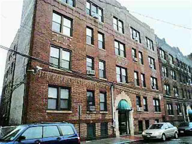 MINUTES TO MIDTOWN MANHATTAN, NEAR SCHOOL, SHOPPING, BUS, PARKS, NYC VIEW OPEN AIR AND HIGH CEILINGS, PLENTY OF STREET PARKING, TENANT PRESENTLY PAYS 1200 DOLLARS. QUIET AND SAFE AREA.