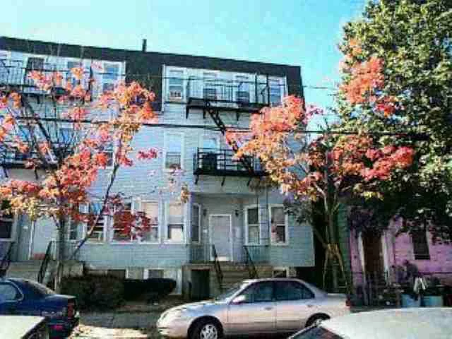 GREAT LAYOUT. 2 BEDROOM UNIT IN WELL MAINTAINED BUILDING. STORAGE AND LAUNDRY IN BASEMENT. NEAR TRANSPORTATION