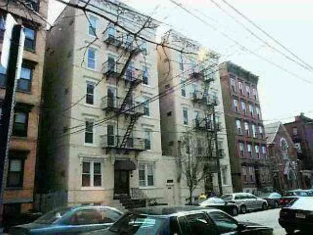 INCREDIBLE EFFICIENT 1BR APT IN WELL MAINTAINED ELEVATOR BUILDING IN THE HEART OF HOBOKEN. CLOSE TO BUS TO NYC, FOOD STORE, PUBS ETC. LARGE COMMON YD W BBQ AND INDIV. STORAGE SPACE IN BSMT. WD 1ST FLOOR.