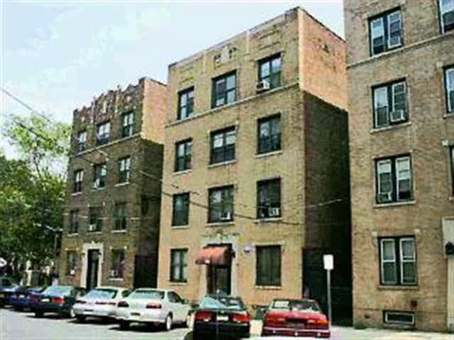 NICE 1 BD CONDO IN GOOD BUILDING.LOW MAINTENANCE INCLUDES HEAT AND HOT WATER.