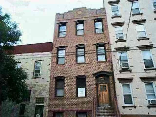 BRIGHT NEWLY RENOVATED 2BR, 1 BATH, CLOSE TO PATH, BUS, FERRY, PARK, AND WASHINGTON ST. SHOPS AND NIGHTLIFE. STAINLESS AND GRANITE KITCHEN WITH DW, AND MW. WASHER DRYER IN UNIT. EXPOSED BRICK IN BRIGHT OPEN LIVING ROOM. CEILING FANS THROUGHOUT. TOP FLOOR UNIT IS ONLY 2 FLIGHTS UP FROM PORCH.