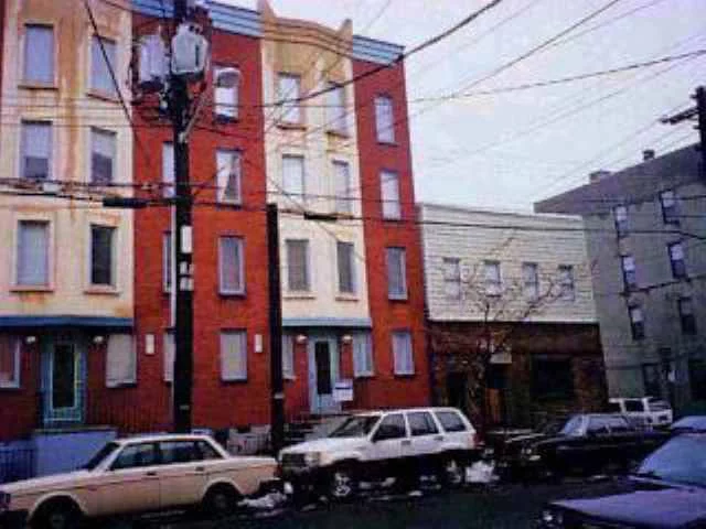 1BR/1BATH, HARDWOOD FLOORS RECENTLY REDONE, NEWER WINDOWS, TALL CEILINGS, TOP FLOOR, TERRACE, READY TO MOVE IN, COMMON YD. PRICED TO SELL SO DON'T LOOSE OUT.