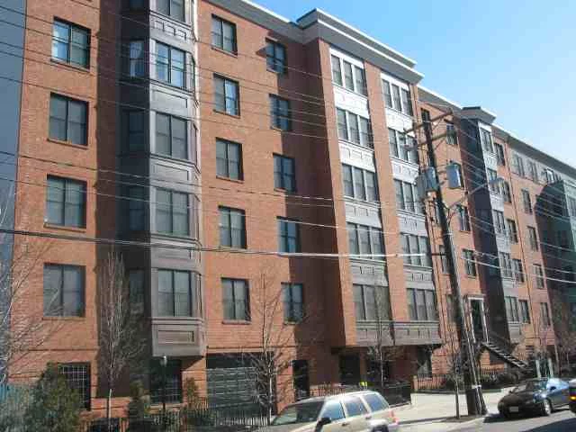 BEAUTIFUL 2BR / 2BTH CONDOMINIUM IN A THREE YEAR YOUNG ELEVATOR BUILDING. SUN DRENCHED TOP FLOOR UNIT FEATURING AN OPEN KITCHEN LAYOUT, GRANITE COUNTERTOPS, GLEAMING HARDWOOD FLOORS, GAS FIREPLACE, CENTRAL AIR, WASHER / DRYER IN THE UNIT. ONE CAR DEEDED INDOOR PARKING. ONE BLOCK FROM LIGHT RAIL STATION.