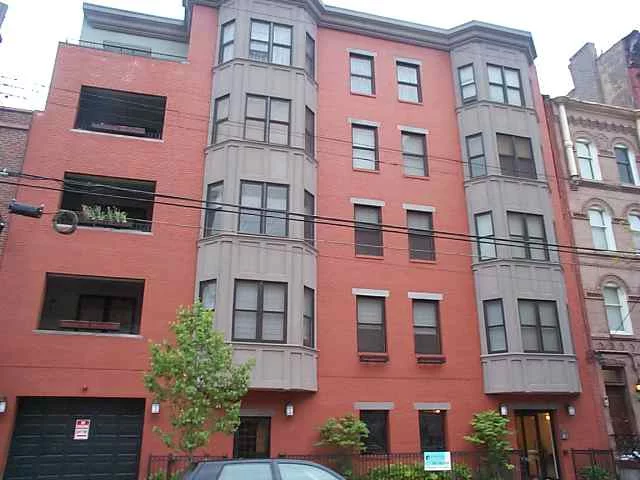 BEAUTIFUL 2B 2B IN LOVELY ELEVATOR BUILDING. LARGE OPEN LIVING SPACE WITH GENEROUS DINING AREA. SHOWS LIKE A CHARM. THIS UNIT HAS EVERYTHING. HARDWOOD FLOORS, MARBLE COUNTERTOPS, STAINLESS STEEL APPLIANCES, WD IN UNIT, GOOD SIZE TERRACE, COVERED PARKING FOR 200 PER MONTH IN BUILDING. A MUST SEE.