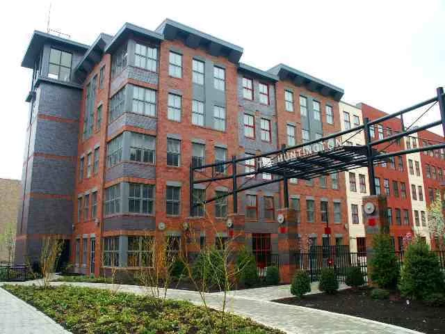 THE HUNTINGTONS LARGEST 1 BEDROOM 873 SQ FT FULL SIZE , DEEDED PARKING WD IN UNIT CENTRAL AC. GOURMET KITCHEN WITH SS APPLIANCES, UPGRADED CERAMIC FLOOR TILE. HW FLOORS RECESSED LIGHTING WALKIN CLOSET CROWN MOLDING AND CHAIR RAIL THROUGHOUT. COURTYARD AND GYM. CONCRETE CONSTRUCTION DONT PASS IT BY.