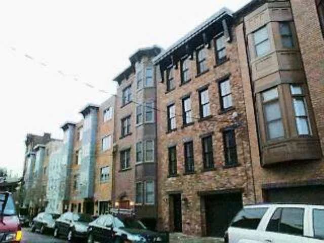 NEW CONSTRUCTION 2YRS. TOP FLOOR 1BR BATH VERY BRIGHT AND SUNNY CONDO WITH LARGE BAY WINDOW AND SKYLIGHT. DIAGONAL HDWOOD FLOORS, CENTRAL AIR, HT, WD IN UNIT. SS APPLIANCES. HI CEILINGS AND NATURAL STAIN TRIM. CEILING FANS AND VIEW OF NYC.