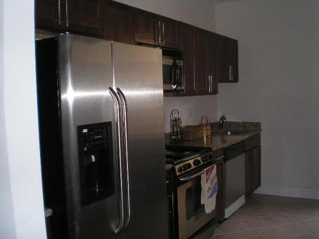 BEAUTIFUL CORNER UNIY, LARGE IN THE PRE WAT STYLE. EAT IN KITCHEN, HDWD FLRS, BRAND NEW KITCHEN AND BATH, GRANITE COUNTERTOPS, STAINLESS APPLIANCES, RECESSED LIGHTING. ANY CONTRACTS BEFORE 01/31/07. SELLER CONCESSIONS AVAILABLE.