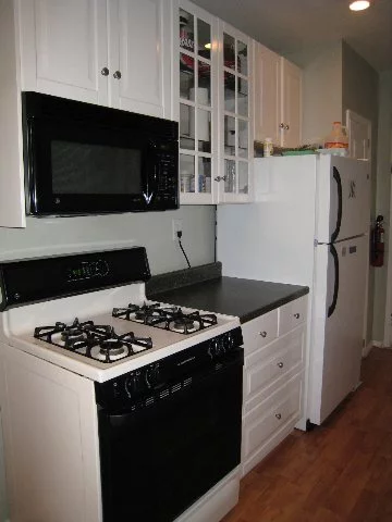 Large sunny corner two bedroom (legal 1 br) apartment with great renovated kitchen and bathroom. New cabinets, new floors throughout, laminated counter tops, recessed lighting in the kitchen. Five blocks to light rail @ 48th St. Very close to transportation, shopping and school.