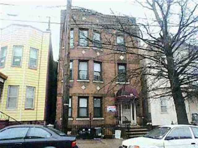 UNION CITY 3 FAMILY BRICK, 3 BEDROOM EACH UNIT, SEPARATE UTILITIES NICE VIEW OF NEW YORK, CLOSE TO TRANSPORTATION.
