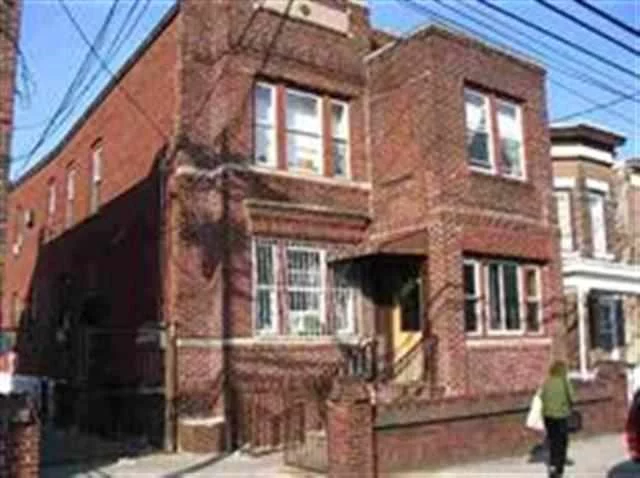 3 family home in te heart of West New York