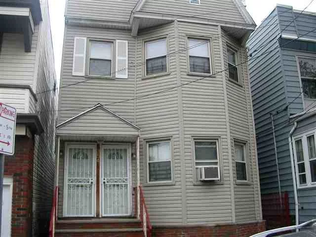 Great 2 Family steps to Danforth Light Rail Train & minutes to NJ Turnpike. great big yard, 2 bedrooms on each floor, located on a quiet block....