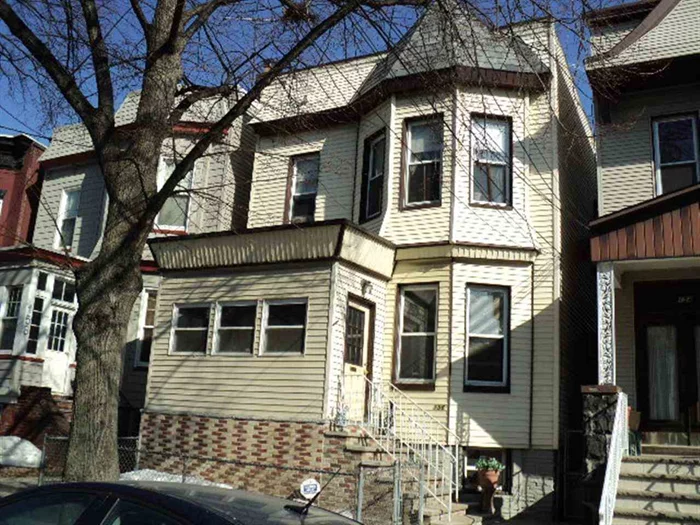 FANTASTIC 2 FAMILY IN PRIME WEEHAWKEN LOCATION! 1 BLOCK FROM BLVD EAST & NYC TRANS. LARGE UNITS WITH FORMAL LIVING & DINING ROOMS. FINISHED BASEMENT & LARGE YARD. QUIET DEAD END STREET. CALL TODAY! WONT LAST!