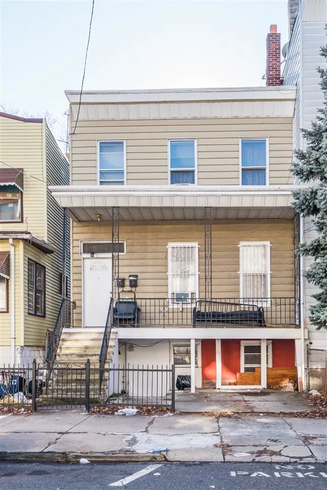 Great investment opportunity conveniently located in the heart of JC heights with parking. Property futures historic tin ceilings throughout.