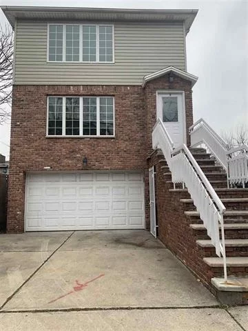 NEWLY RENOVATED, HUGE THREE BEDROOM, TWO BATH APT WITH EASY ACCESS TO NJ TURNPIKE. ONLY A FEW BLOCKS FROM 45TH ST LIGHT RAIL STATION. LARGE BEDROOMS WITH FULL BATH IN THE MASTER BEDROOM. CENTRAL A/C AND HARDWOOD FLOORS THROUGHOUT. CLOSE TO PARKS, GYMS, SHOPPING, RESTAURANTS. WASHER/DRYER ON-SITE. ***LANDLORD IS PAYING THE REALTY FEE***