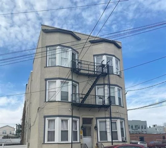 Huge brand new 2 bedroom, 2bath with laundry room in a great renovated JC Heights building just steps to Congress St station, new trendy restaurants, shops, cafe's and historic Riverview Park.