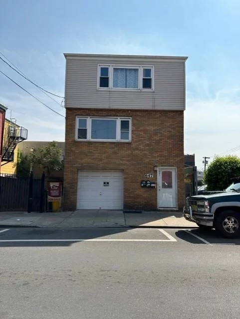 New luxury 2 bedrooms apartment, totally renovated, excellent location. Features: two bedrooms, one bathroom, laundry in the apartment, new appliances and Wifi included. Owner pays water, wifi and sewer. Close to schools, parks, and shops, easy commute to NYC For showings, please send a text MSG.