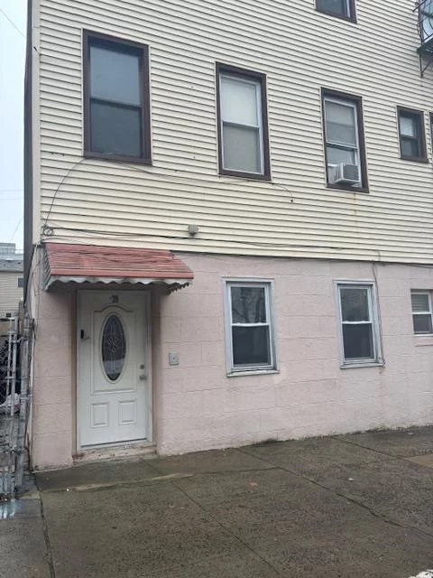 Newly renovated 1 br 1 bath apartment located on the top FL(3rd) at the corner of NY Ave and Bowers. Unit has all new- hardwood floors, cabinets, kitchen floors, bathroom tile, etc. Utilities included- heat, hot water. Parking available for extra fee. $200