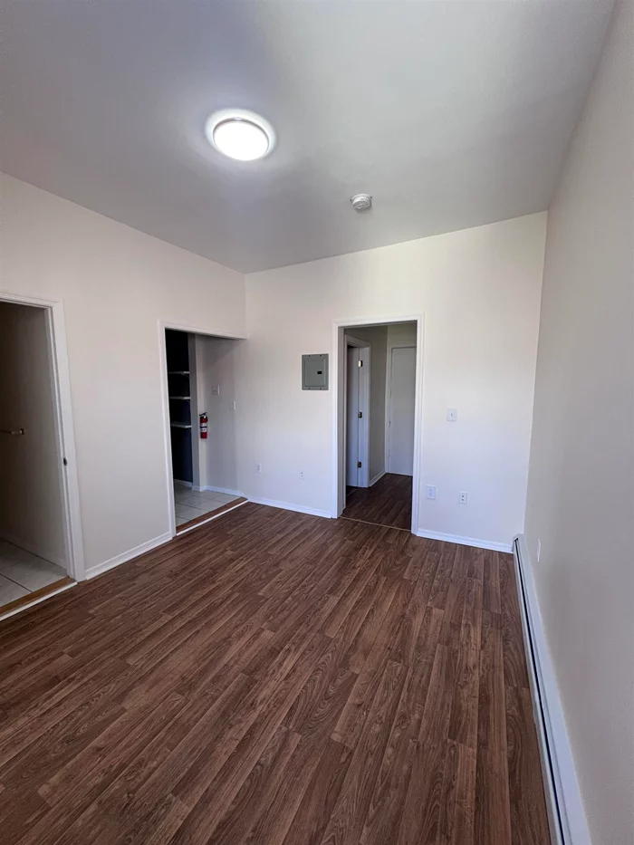 Beautiful and fully updated 3er floor apartment in the desirable area of Union City, Close to shopping and transportation. just minutes away from NYC. Call today before its gone.