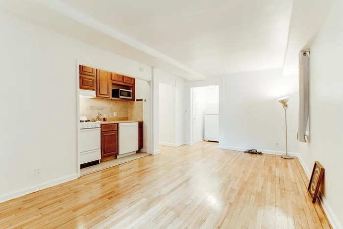 Great location, right on Van Vorst Park, EASY commute to NYC! Close to Grove St. PATH station, Light Rail, CitiBike rack & buses, restaurant row, bars, shops and Medical Center. New Stove/ Convection oven, new Dishwasher and microwave. Two closets. Hardwood Floors. In-building Washer/Dryer room. Storage. Broker fee paid by LANDLORD. Pets conditional. No Smoking. Great studio in the heart of historic Downtown Jersey City!