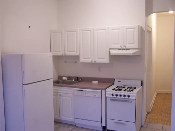 ***HEAT AND HOT WATER INCLUDED***MUST SEE APT. IN THE HEART OF HOBOKEN*** Great 1 plus/small 2 bedroom on Washington St. Close to restaurants, PATH, bars, parks, shopping and more. Pix may be of similar unit in bldg.