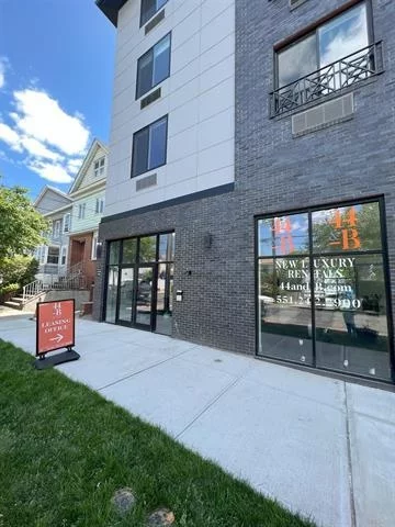 New boutique building, just one block from Stephen Gregg Park and three blocks from 45th Street Light Rail Station. Rent includes one covered parking, and enjoy on-site fitness center with no amenity fee and No Broker's Fee
