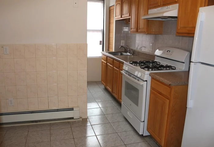 1 bedroom in SoHo West area of Jersey City! Perfect location on border of Hoboken and Downtown Jersey City. Very close to both Hoboken and Newport PATH stations! Very affordable!! Don't miss out, will rent quickly! Available for a 3/1 move in. Pets allowed w/ nonrefundable pet fee and LL approval. *Photos of similar unit in building