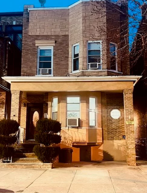 3 bedrooms apartment located close to transportation to NYC. It have the convenience of having washer and dryer in the unit. Located on the 1st Floor. won't last. No pets, no smokers.