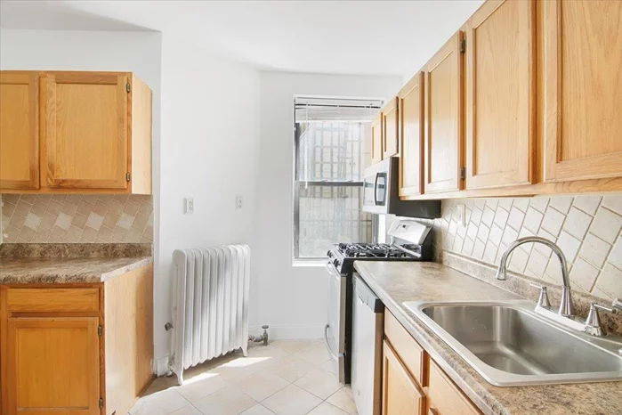 Great size 1 bedroom located in the most sought after elevator building on 79th Street. Eat in kitchen, stove and refrigerator. Apartment has plenty of closets. Bus stop in front of the building that goes to NYC Hoboken and Edgewater. Laundry room in building and heat and hot water included.