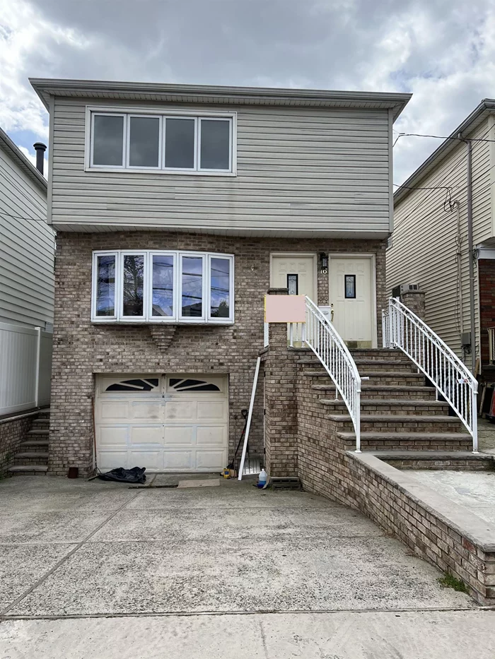 NEWLY RENOVATED 3 BEDROOMS WITH 1 1/2 BATHROOMS, FEATURING A SPACIOUS MASTER BEDROOM WITH  1/2 BATH AND WALK IN CLOSET. ENJOY A HUGE LIVING ROOM, DINING ROOM AND KITCHEN WITH HARDWOOD FLOORS. NEW GAS RANGE/STOVE AND DISHWASHER. LOCATED IN A VERY QUIET AND PEACEFUL AREA BY THE BAY.