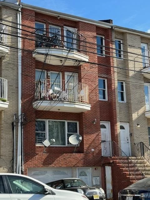 NICE 3 BEDROOMS WITH 2 BATHROOMS APARTMENT NEAR TO HOBOKEN, CLOSE TO PUBLIC TRANDSPORTATION, SCHOOL, PUBLIC POOL ONE MONTH RENT, ONE AND HALF SECURITY DEPOSIT AND ONE MONTH REAL ESTATE FEE