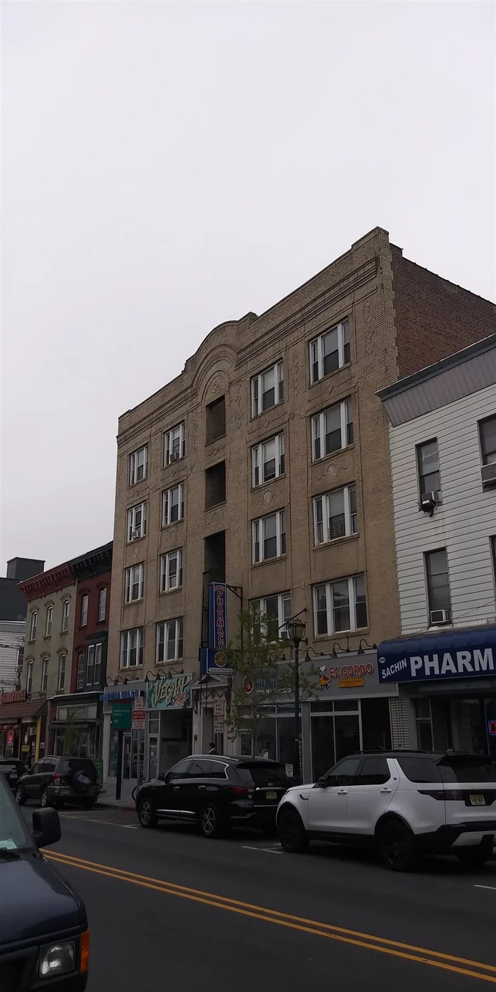 ***GREAT DEAL***MUST SEE***Perfect starter unit in an elevator bldg. right in the heart of Jersey City Heights. Rent this apartment before someone else does!