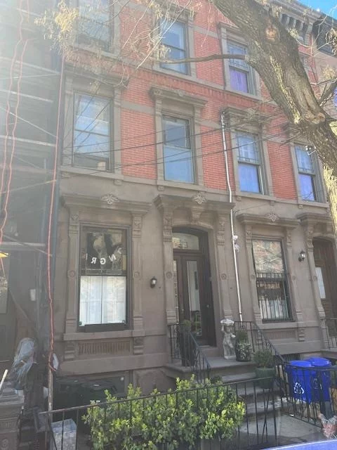 12th and Garden 1 Bedroom in Uptown Hoboken basement apartment....located in a nice rowhouse brownstone....direct entrance into the home....open living room ..washer/dryer in the apartment....big bedroom....Pets allowed....Tenant pays ALL utilities....1.5 month security deposit.