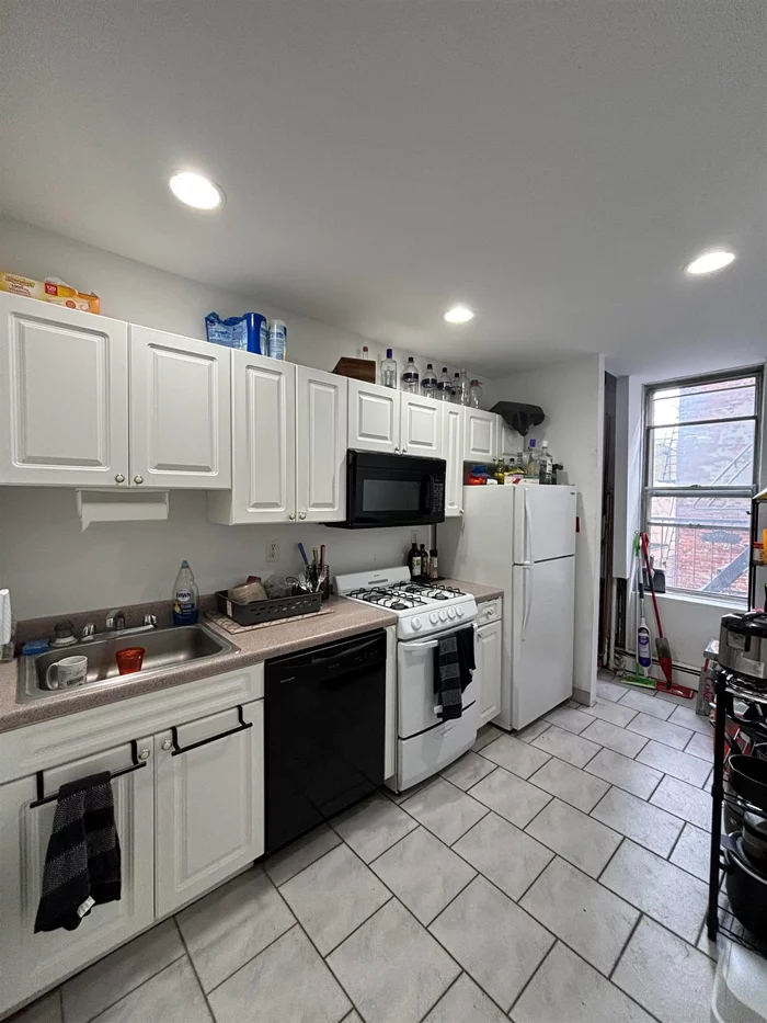 3 bed/1 bath in trendy uptown Hoboken. Walk into hardwood floors spread throughout the apartment with large bedrooms and great living space. Building is pet friendly and perfect for roommates! A short walk to the bus stop and Trader Joes. Next to restaurants, bars, shopping, park, and much more. Large dogs ok (with fee)! Available 7/1!