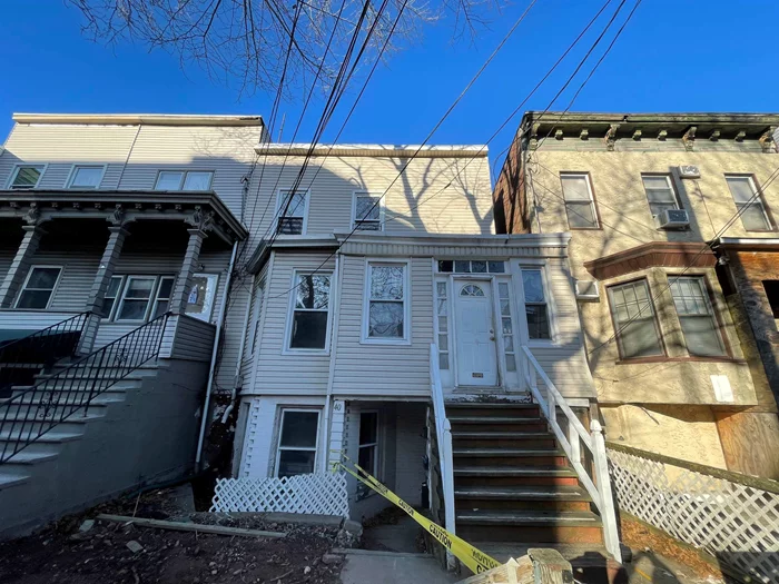 2 beds apartment located in the heart of JC heights. Easy to access the public transportation and grocery stores. The Backyard is shared with all 3 units.