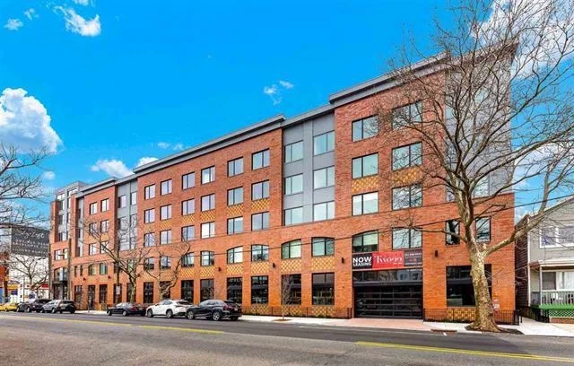 **LANDLORD PAYS BROKER FEE** Incredible loft-style duplex apartment, w/ NYC views. 2 Bed, 3 Full baths, w/ den, and home office. Soaring 20-foot ceilings with balcony and private roof deck and walk-in closet, modern finishes and perfect layout. Indoor garage parking. Commuters' dream with light-rail at your front door!