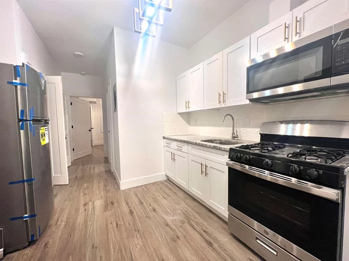 Students Welcomed! 2 BED 2 BATH IN THE HEIGHTS, JERSEY CITY RENOVATED 2 bedrooms 2 FULL baths features new hardwood floors, new stainless steel appliances, high ceilings, Wall A.C and heating.