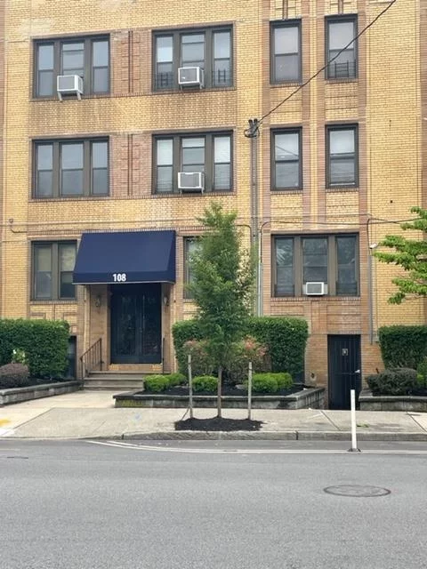Sunny one bed room unit in desirable Heights area. Views of New York City from the living room and bedroom. Large living room area and kitchen with plenty of closet space and hardwood floors. Shared brand new laundry room and paved backyard space.