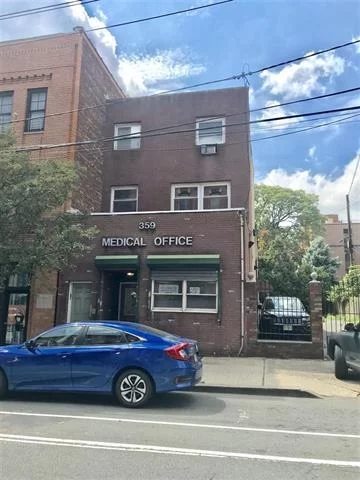 This top floor apartment has one bedroom plus a den/office/small second BR. It is a a block away from Grove PATH train station and right in the center of downtown Grove. Great location and Easy access to NYC, shopping, parks and transportation.