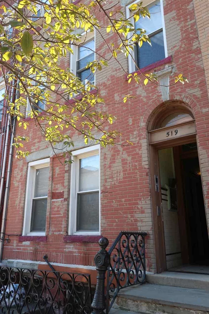 Spacious 3BR located on Palisade Ave! 2nd floor unit featuring hardwood floors, exposed brick, large kitchen and tons of natural light. Close to the park and easy for transportation. Sorry, no pets. Available 6/1