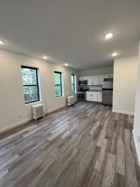 1 bed 1 bath renovated unit , close to all transportation, 5 minutes from journal square and downtown jersey city, 10 minutes from NYC